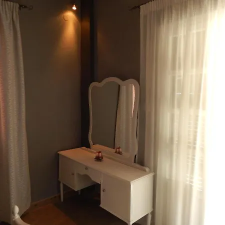 Cozy 2 Bedrooms On The Hill W/netflix Apartament Karousádes