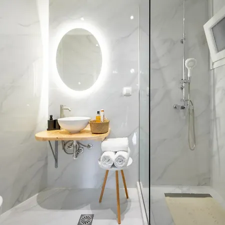 Cozy 2 Bedrooms On The Hill W/netflix Apartment Karousádes